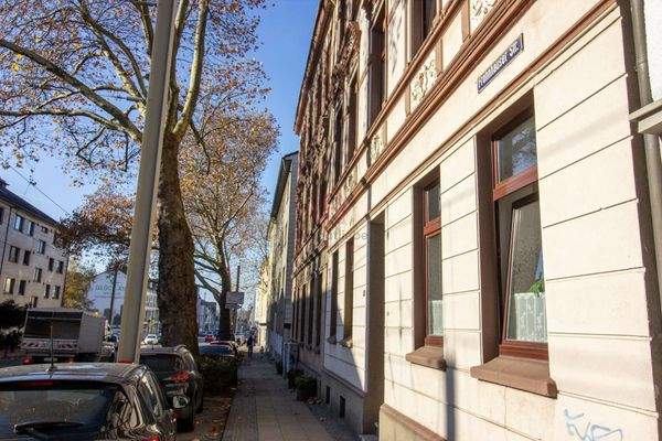 Straßenansicht mit Stilfassade