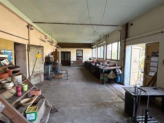 Werkstatt mit Blick zum Büro und Ausgang Gartentei