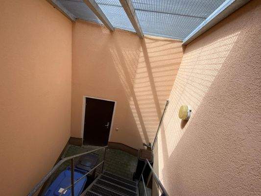 3. Eingang durch kleinen Hof