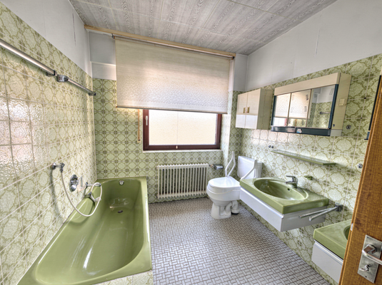 Bad mit Dusche und Wanne