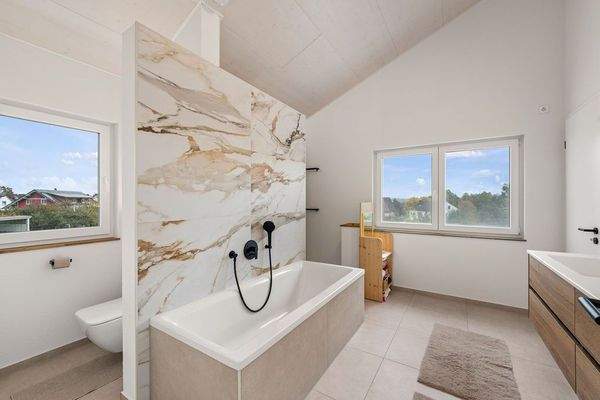 Tageslichtbad mit Badewanne