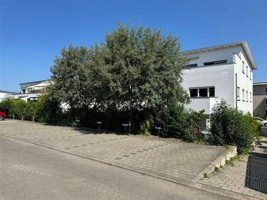 Die Stellplätze im Freien direkt am Grundstück