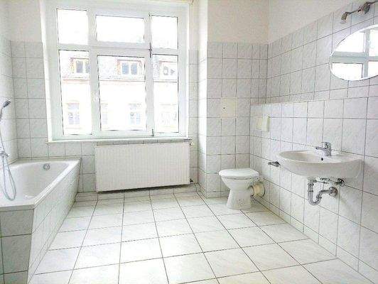 gefliestes Bad, Wanne, Dusche, Waschmaschinenansch