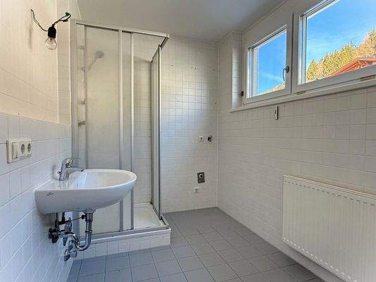 Badezimmer mit Dusche, Wanne und Fenster