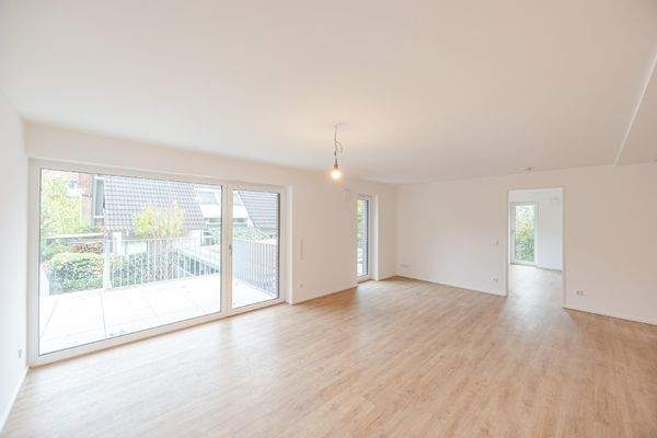 Wohnbereich mit Zugang zur Terrasse und zum Schlafzimmer