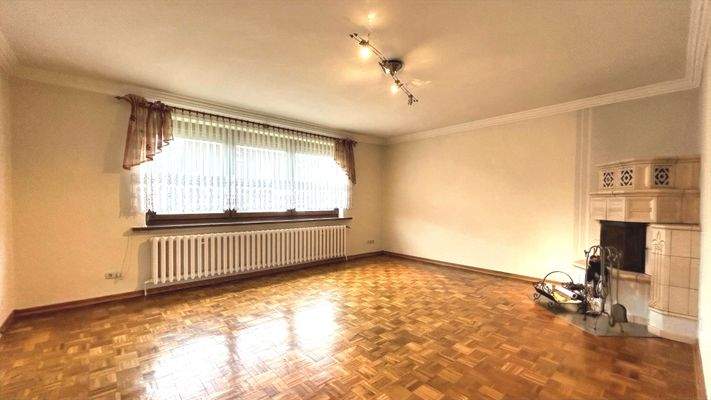 Wohnzimmer mit Kamin EG