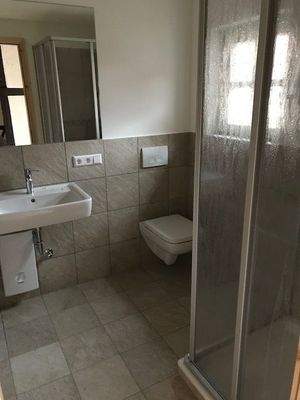 modernes Tageslichtbad mit Wanne und Dusche