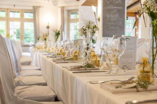 Heller Raum mit großzügiger Fläche für Events