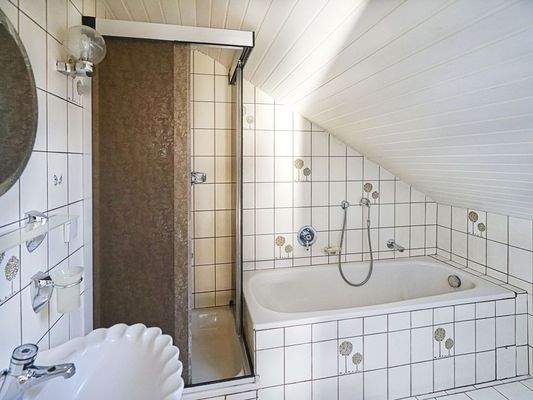 Bad mit Wanne und Dusche