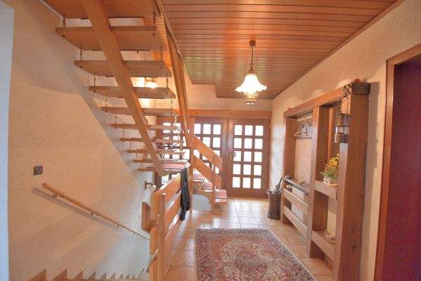 Hauptflur mit Zugang zum DG