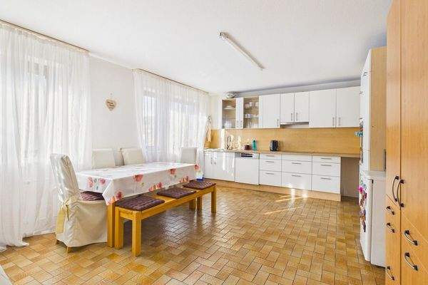 XXL-Küche mit Essbereich