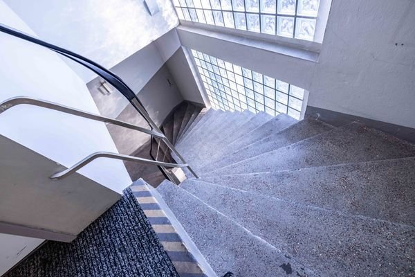 Treppenhaus zwischen den Etagen