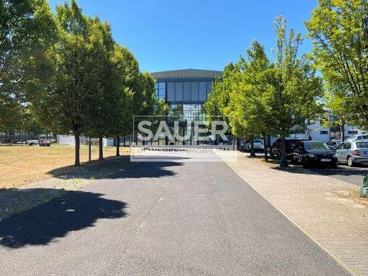 Gebäudeansicht mit vorgelagerten Parkplatz