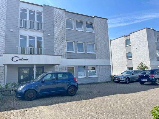 Hausansicht Eingangsbereich mit PKW-Stellplätzen