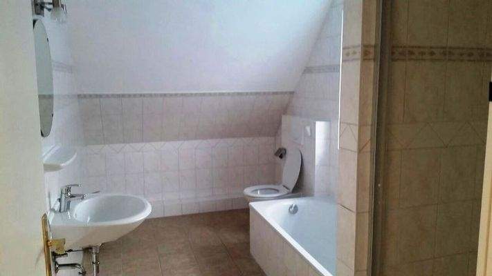 Bad mit Dusche und Wanne Haus 2