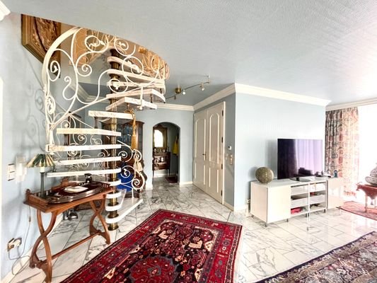 EG - Wohnungseingangsbereich:Wendeltreppe z. OG.jp