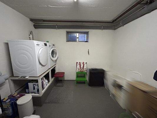 27 Waschmaschienenstellplatz KG