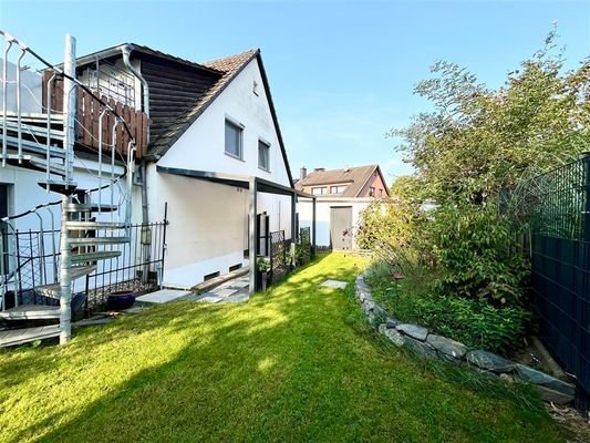 Garten mit Treppe zur Terrasse