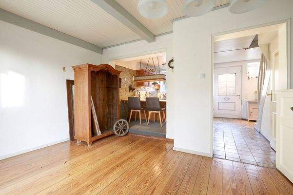 Wohnzimmer mit Blick zur Küche und zur Diele