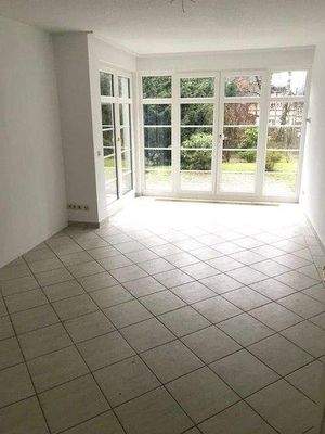 Wohnzimmer mit bodentiefen Fenstern