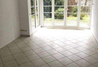 Wohnzimmer mit bodentiefen Fenstern