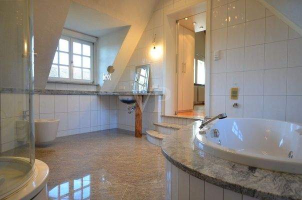 Bad mit Blick ins Schlafzimmer