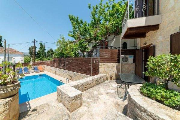 Kreta, Armeni bei Chania: Traditionelles Steinhaus mit privatem Pool zu verkaufen
