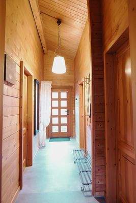 Flur mit Eingangstür.jpg