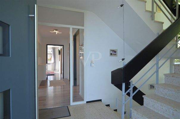 EG: Eingangsbereich mit Blick in den Flur