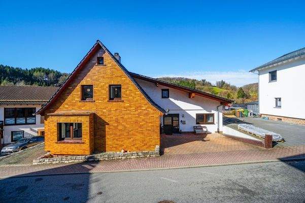 Gepflegtes Wohnhaus mit Anbau