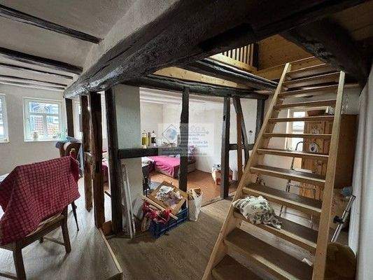 IMG_4080 Wohnraum mit Treppe nach oben