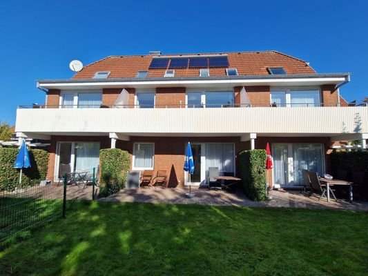 Hausrückseite mit Terrassen, Balkonen und Solarthermie