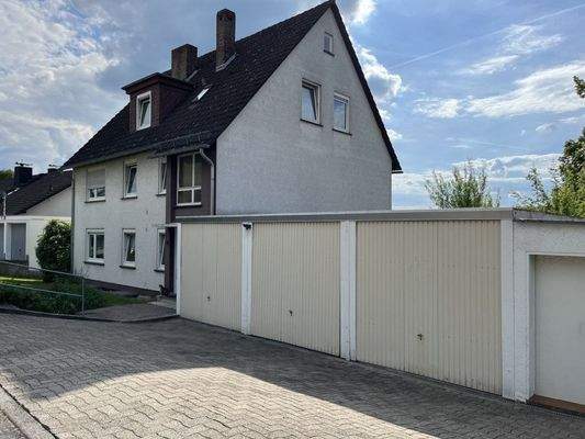 Hausansicht mit drei Garagen