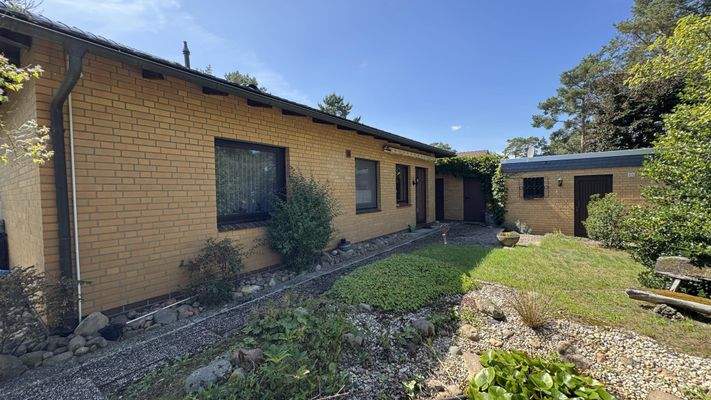 Ansicht vom Garten zum Haus und Apartement