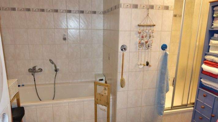 Bad mit Dusche und Badewanne