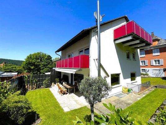 Sicht auf die Terrasse und die beiden Balkone