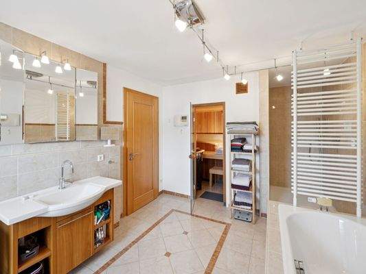 Badezimmer mit Sauna OG