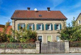 Straßenansicht mit Vorgarten