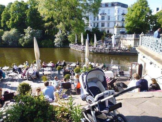 hier wohnt man zentral und alsternah 