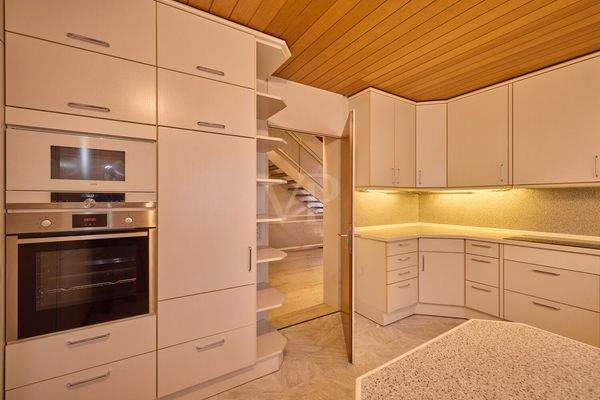 Helle Küche mit Marken-Einbaugeräten