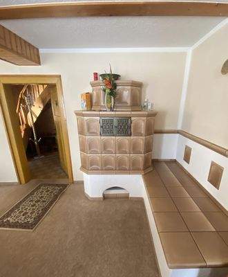 gemütlicher Kacheofen mit Ofenbank