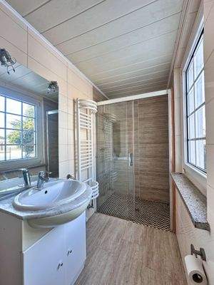 Neu gestaltetes Bad mit ebenerdiger Dusche