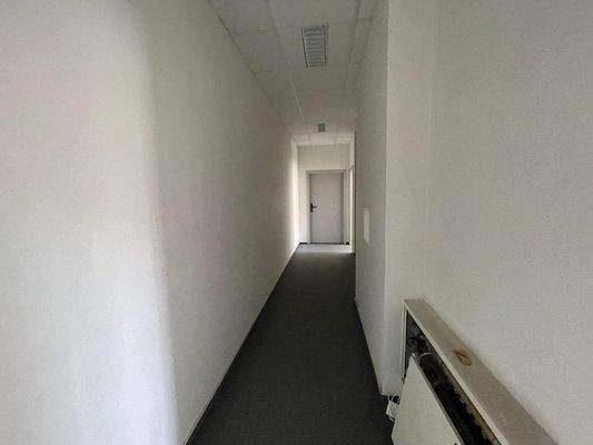 Flur zu den WC´s und Büro 6