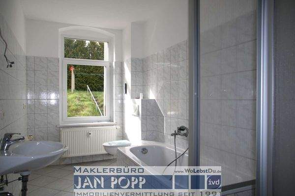 Tageslichtbad mit Wanne und Dusche