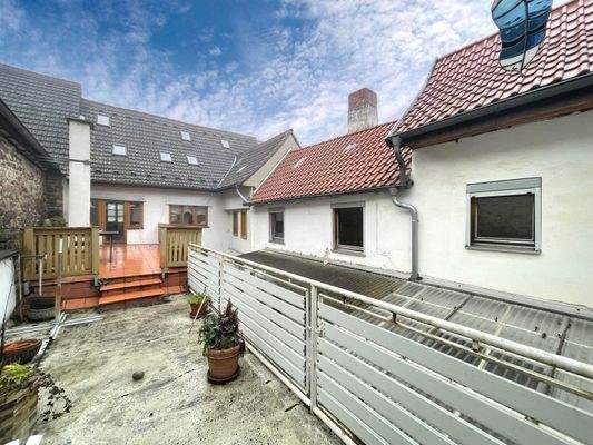 Dachterrasse mit Blick auf die ausgebaute Scheune