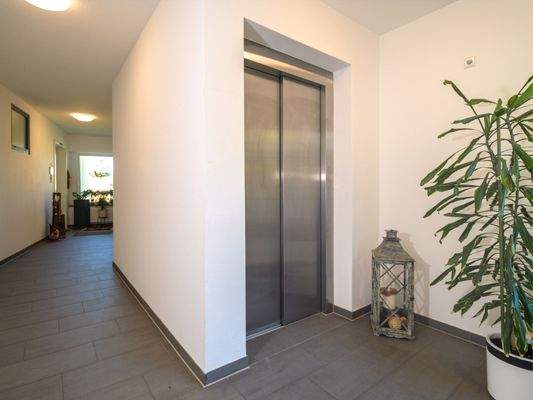 Fahrstuhl und Flur