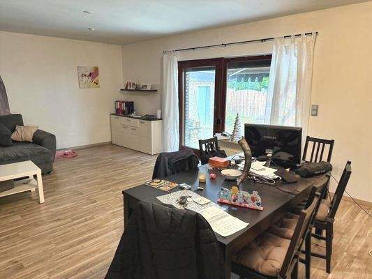 Wohn-/ Essbereich mit Zugang zur Terrasse