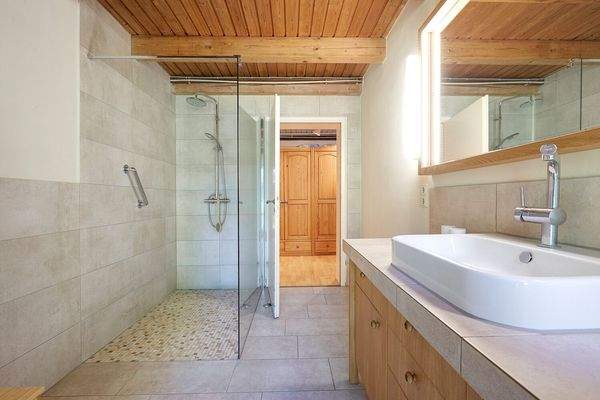 Große Walk-in-Dusche