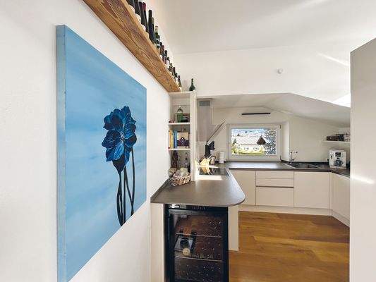 großzügige und moderne Küche mit Markengeräten