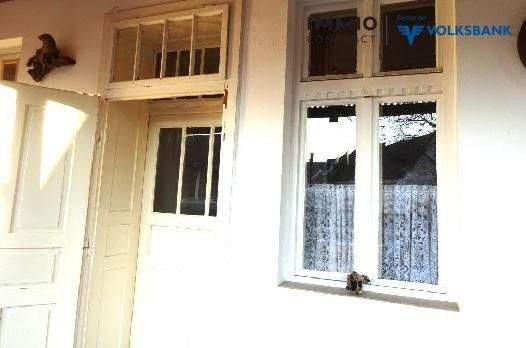 Antike Massivholztüren und Fenster zu den Zimmern